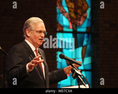 Missouri governatore Jay Nixon sta al pulpito della maggiore San Marco chiesa di famiglia, che ospita una comunità incontro per discutere la riforma e l'espansione di Medicaid in Missouri, in Dellwood, Missouri il 13 marzo 2014. Nixon ha parlato di come rafforzare Medicaid fornirà conveniente la copertura sanitaria per 300.000 Missourians lavoro e portare i dollari di tasse Missourians invia a Washington, D.C. torna in Missouri. UPI/Bill Greenblatt Foto Stock