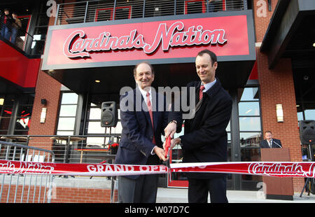 Louis Cardinals Presidente Bill DeWitt Jr. (L) e team presidente Bill DeWitt III tagliato il nastro sui nuovi Cardinali Nazione Ristorante nel villaggio Ballpark in St. Louis, 29 marzo 2014. Ballpark Village, situato accanto al Busch Stadium, è il più recente ristoranti e dal quartiere dei divertimenti di St. Louis. UPI/Bill Greenblatt Foto Stock