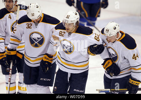 Buffalo Sabres Marcus Foligno (82) è aiutato fuori dal ghiaccio dai compagni di squadra John Scott (32) e Nicolas Deslauriers dopo un collission con San Louis Blues Roman Polak della Repubblica ceca nel primo periodo al Scottrade Center di San Luigi il 3 aprile 2014. UPI/Bill Greenblatt Foto Stock