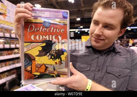 Sarà Mason, di migliori nei fumetti di Buffalo mostra off un fumetto, vale la pena di $ 250 mila presso il suo stand durante la procedura guidata mondo St. Louis Comic Con all'America's Center di San Luigi il 4 aprile 2014. Il fumetto, il primo uomo pipistrello libro dal maggio 1939, è stato classificato il miglior copia per la sua età. UPI/Bill Greenblatt Foto Stock