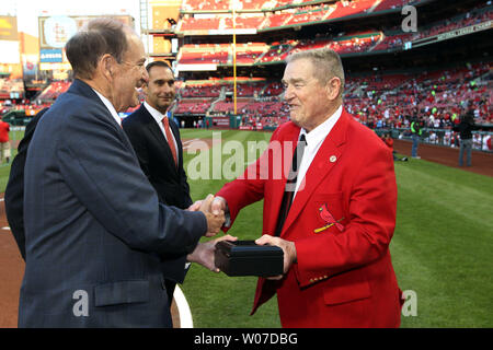 Louis Cardinals Presidente Bill DeWitt Jr. presenta ex manager e National Baseball Hall of Fame stati Whitey Herzog con la sua National League Championship ring prima di una partita contro i Cincinnati Reds al Busch Stadium di San Louis il 8 aprile 2014. UPI/Bill Greenblatt Foto Stock