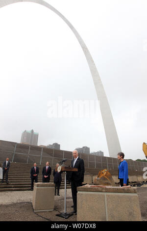 Stati Uniti Vice presidente Joe Biden fa il suo commento all'ombra del Gateway Arch lungo con gli Stati Uniti Il Segretario degli Interni Sally Jewell in San Luigi il 13 maggio 2014. Biden ha visitato il sito in costruzione un miglioramento delle condizioni di accesso al Gateway Arch. UPI/Bill Greenblatt Foto Stock