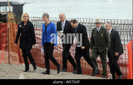 Stati Uniti Vice presidente Joe Biden (C) PASSEGGIATE CON GLI STATI UNITI Il Segretario degli Interni Sally Jewell (L) e da San Luigi sindaco Francesco immolare in ombra del Gateway Arch a St Louis il 13 maggio 2014. Biden ha visitato il sito in costruzione che servirà a migliorare l'accesso al Gateway Arch. UPI/Bill Greenblatt Foto Stock