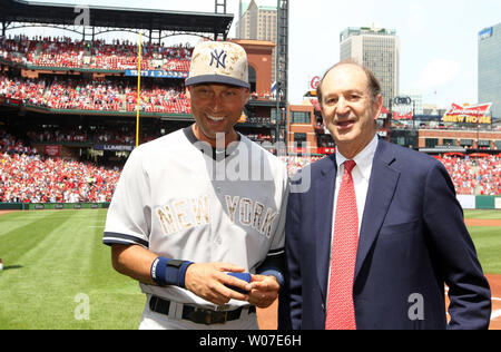 Louis Cardinals presidente Bill DeWitt Jr. presenta New York Yankees Derek Jeter gemelli per la sua vita conquiste inbaseball prima di una partita al Busch Stadium di St Louis il 26 maggio 2014. UPI/Bill Greenblatt Foto Stock