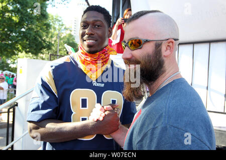Louis Cardinals pitcher Jason Motte e San Louis Rams manualmente l'estremità Jared Cook dire ciao come due salutare le persone che partecipano al Koman annuale gara per la cura di San Luigi, il 14 giugno 2014. UPI/Bill Greenblatt Foto Stock