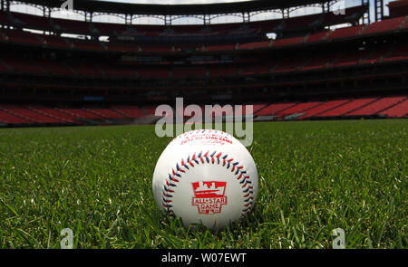 La All Star Baseball per essere utilizzato presso il 2014 All-Star Game in Minneapolis è stato rilasciato dalla Rawlings Sporting Goods Company ed è mostrato al Busch Stadium di St Louis il 10 luglio 2014. UPI/Bill Greenblatt Foto Stock