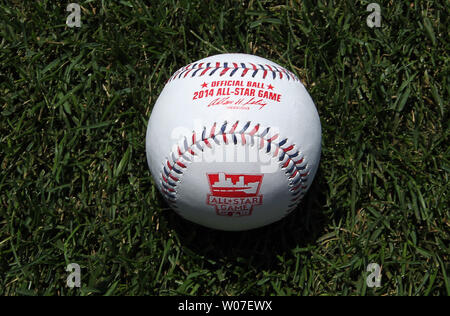 La All Star Baseball per essere utilizzato presso il 2014 All-Star Game in Minneapolis è stato rilasciato dalla Rawlings Sporting Goods Company ed è mostrato al Busch Stadium di St Louis il 10 luglio 2014. UPI/Bill Greenblatt Foto Stock