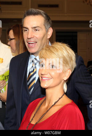 Ex San Louis Rams quarterback Kurt Warner e moglie Brenda parlare con gli amici in cerimonie di induzione per la Warner nel St. Louis Sports Hall of Fame in San Luigi il 13 ottobre 2014. UPI/Bill Greenblatt Foto Stock