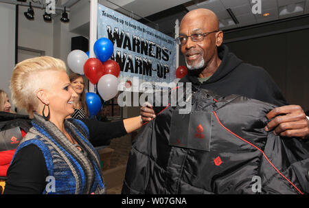 Brenda Warner, moglie dell'ex NFL quarterback Kurt Warner, presenta ex Marine Ron Clark con la sua nuova giacca, durante un cappotto dare a un modo di San Louis il 11 novembre 2014. Warners inverno caldo -annualmente dà cappotti lontano a chi è nel bisogno nell'area di Saint Louis. UPI/Bill Greenblatt Foto Stock