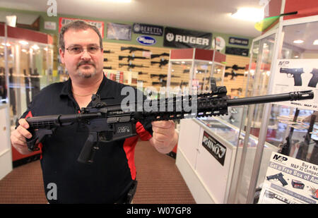 Steven King, proprietario del Metro di tiro, dei materiali di consumo mostra off il popolare Smith and Wesson AR-15, 556 fucile calibro che è stata la vendita fuori i ripiani presso il suo negozio in Bridgeton, nel Missouri il 12 novembre 2014. Re dice che con la sentenza dal grand jury in Michael Brown Jr. caso previsto in qualsiasi momento, le vendite di tutte le pistole hanno inseminati a sua posizione. Bridgeton si trova solo a diverse miglia da Ferguson, Mo, dove scontri e saccheggi si è verificata dopo la morte di ripresa di marrone da Ferguson funzionario di polizia Darren Wilson il 9 agosto 2014. UPI/Bill Greenblatt Foto Stock