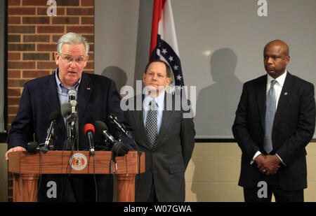 Missouri governatore Jay Nixon rende il suo commento come tempo cresce vicino ad una decisione da Michael Brown Grand Jury presso l'Università del Missouri a San Louis il 24 novembre 2014. Come supporti di tensione per ascoltare la decisione in materia di Ferguson funzionario di polizia Darren Wilson, Nixon dice che indipendentemente dalla decisione, la gente su tutti i lati di dare prova di tolleranza e di rispetto reciproco e di moderazione. Con Nixon sono San Luigi sindaco Francesco immolare (C) e del Missouri di pubblica sicurezza direttore Dan Isom. UPI/Bill Greenblatt Foto Stock