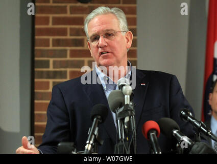 Missouri governatore Jay Nixon rende il suo commento come tempo cresce vicino ad una decisione da Michael Brown Grand Jury presso l'Università del Missouri a San Louis il 24 novembre 2014. Come supporti di tensione per ascoltare la decisione in materia di Ferguson funzionario di polizia Darren Wilson, Nixon dice che indipendentemente dalla decisione, la gente su tutti i lati di dare prova di tolleranza e di rispetto reciproco e di moderazione. UPI/Bill Greenblatt Foto Stock