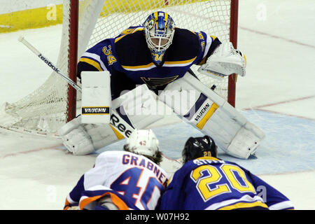 Louis Blues goaltender Jake Allen cerca un colpo a da New York isolani Michael Grabner nel terzo periodo al Scottrade Center di San Louis su dicembre 11, 2014. UPI/Rob Cornforth Foto Stock