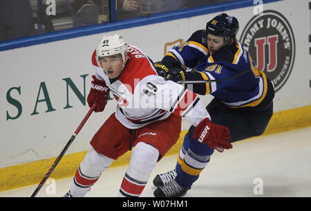 Louis Blues Vladimir Tarasenko spinge Carolina Hurricanes Victor Rask dietro l'obiettivo nel terzo periodo al Scottrade Center di San Louis il 10 gennaio 2015. Louis ha vinto il gioco 5-4 in ore di lavoro straordinario. Foto di Bill Greenblatt/UPI Foto Stock