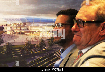 San Luigi NFL i membri della Task Force Dave Peacock (L) e Bob Blitz breve cronisti di San Louis il 24 aprile 2015, circa la loro presentazione di un nuovo stadio di NFL proprietari in New York in precedenza durante la settimana. I rappresentanti dei caricatori e predatori ha anche fatto una presentazione sul loro proposto stadium di Carson, California vicino a Los Angeles. Vi è stata anche una presentazione su San Louis Rams proprietario Stan Kroenke's Stadium di Inglewood, California. Foto di Bill Greenblatt/UPI Foto Stock