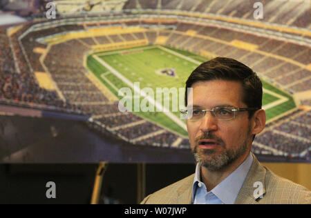 San Luigi NFL i membri della Task Force Dave Peacock breve cronisti di San Louis il 24 aprile 2015, circa la sua presentazione di un nuovo stadio di NFL proprietari in New York in precedenza durante la settimana. I rappresentanti dei caricatori e predatori ha anche fatto una presentazione sul loro proposto stadium di Carson, California vicino a Los Angeles. Vi è stata anche una presentazione su San Louis Rams proprietario Stan Kroenke's Stadium di Inglewood, California. Foto di Bill Greenblatt/UPI Foto Stock