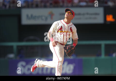 Louis Cardinals secondo baseman Kolten Wong le vie di fuga del baseball off il bat di Kansas City Royals Kendrys Morales nell ottavo inning al Busch Stadium di St Louis il 13 giugno 2015. Louis ha vinto il gioco 3-2. Foto di Bill Greenblatt/UPI Foto Stock