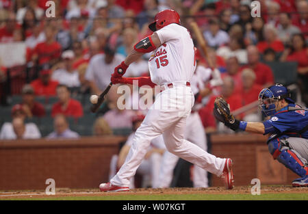 Louis Cardinals Randal Grichuk si connette per un RBI triple nel secondo inning contro il Chicago Cubs al Busch Stadium di St Louis il 26 giugno 2015. Foto di Bill Greenblatt/UPI Foto Stock