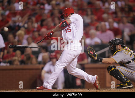 Louis Cardinals Randal Grichuk rompe il suo bat come egli oscilla nella terza inning contro i pirati di Pittsburgh al Busch Stadium di St Louis il 12 agosto 2015. Foto di Bill Greenblatt/UPI Foto Stock