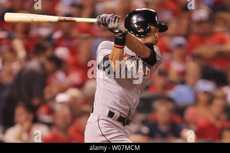 Miami Marlins Ichiro Suzuki altalene, colpendo un singolo nella quinta inning contro il St. Louis Cardinals al Busch Stadium di St Louis il 14 agosto 2015. Ichiro legato Ty Cobbs record per professinal hits con il singolo. Foto di Bill Greenblatt/UPI Foto Stock