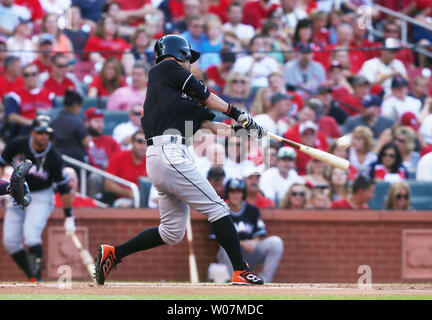 Miami Marlins Ichiro Suzuki altalene di colpire un singolo nel primo inning contro il St. Louis Cardinals al Busch Stadium di St Louis il 15 agosto 2015. Con che ha colpito, Ichiro ha rotto il Ty Cobbs record di successi professionali. Foto di Bill Greenblatt/UPI Foto Stock