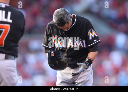 Miami Marlins Ichiro Suzuki suggerimenti si inarca per la folla dopo aver colpito un singolo nel primo inning contro il St. Louis Cardinals al Busch Stadium di St Louis il 15 agosto 2015. Con che ha colpito, Ichiro ha rotto il Ty Cobbs record di successi professionali. Foto di Bill Greenblatt/UPI Foto Stock
