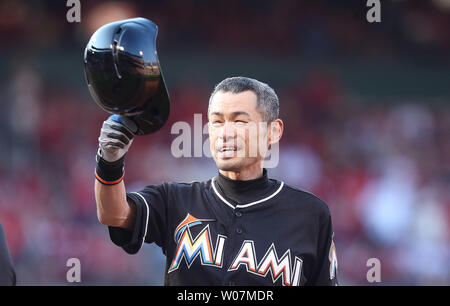 Miami Marlins Ichiro Suzuki suggerimenti il suo cappello alla folla dopo aver colpito un singolo nel primo inning contro il St. Louis Cardinals al Busch Stadium di St Louis il 15 agosto 2015. Con che ha colpito, Ichiro ha rotto il Ty Cobbs record di successi professionali. Foto di Bill Greenblatt/UPI Foto Stock