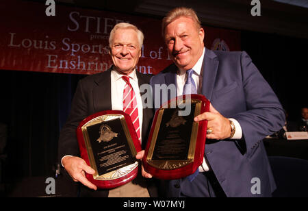 Ex San Luigi calcio giocatori Cardinale kicker Jim Bakken, (L) e marcia indietro Jim Otis visualizzare la loro placques durante le cerimonie di consacrazione per la classe del 2015 per il San Luigi Sports Hall of Fame in San Luigi il 17 settembre 2015. Foto di Bill Greenblatt/UPI Foto Stock