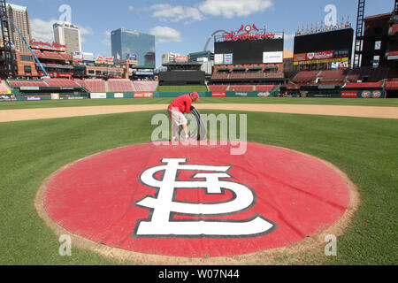 Il Busch Stadium motivi membro di equipaggio Terry Moll preleva un tubo flessibile il tumulo come preperations vengono compiuti per giochi di spareggio al Busch Stadium di St Louis il 1 ottobre 2015. Il St. Louis Cardinals ha vinto la divisione centrale titolo con loro 11-1 la vittoria a Pittsburgh in Settembre 30, 2015. I Cardinali ospiterà il gioco 1 del National League playoff divisionale il 9 ottobre 2015. Foto di Bill Greenblatt/UPI Foto Stock