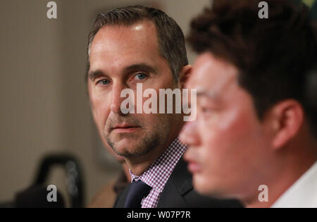 Louis Cardinals General Manager John Mozeliak ascolta come nuovo lanciatore coreano Seung Hwan Oh parla ai giornalisti al Busch Stadium di St Louis on gennaio 11, 2016.Oh, 33 ha 357 salvataggi carriera tra la Corea e il Giappone e ha guadagnato il rookie dell'anno onora in 2005. Egli è stato nominato MVP del coreano serie nel 2011 e ha raggiunto 100 carriera consente di risparmiare più veloce di tutti nella storia Coreana. Foto di Bill Greenblatt/UPI Foto Stock