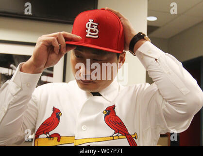 Louis Cardinals nuovo lanciatore coreano Seung Hwan Oh cerca su una nuova hat dopo che esso è stato annunciato che è stato firmato per il club al Busch Stadium di St Louis on gennaio 11, 2016.Oh, 33 ha 357 salvataggi carriera tra la Corea e il Giappone e ha guadagnato il rookie dell'anno onora in 2005. Egli è stato nominato MVP del coreano serie nel 2011 e ha raggiunto 100 carriera consente di risparmiare più veloce di tutti nella storia Coreana. Foto di Bill Greenblatt/UPI Foto Stock