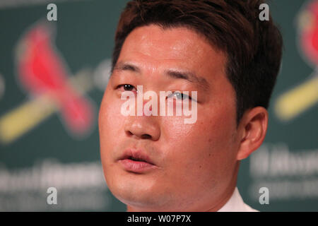 Louis Cardinals nuovo lanciatore coreano Seung Hwan Oh parla ai giornalisti dopo che esso è stato annunciato che saranno parte dei cardinali bullpen per la stagione 2016 al Busch Stadium di St Louis il 11 gennaio, 2016. Oh, 33 ha 357 salvataggi carriera tra la Corea e il Giappone e ha guadagnato il rookie dell'anno onora in 2005. Egli è stato nominato MVP del coreano serie nel 2011 e ha raggiunto 100 carriera consente di risparmiare più veloce di tutti nella storia Coreana. Foto di Bill Greenblatt/UPI Foto Stock