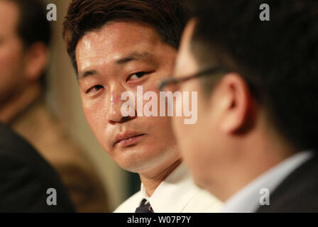 Louis Cardinals nuovo lanciatore coreano Seung Hwan Oh guarda al suo interprete prima di rispondere a una domanda di reporter al Busch Stadium di St Louis on gennaio 11, 2016.Oh, 33 ha 357 salvataggi carriera tra la Corea e il Giappone e ha guadagnato il rookie dell'anno onora in 2005. Egli è stato nominato MVP del coreano serie nel 2011 e ha raggiunto 100 carriera consente di risparmiare più veloce di tutti nella storia Coreana. Foto di Bill Greenblatt/UPI Foto Stock