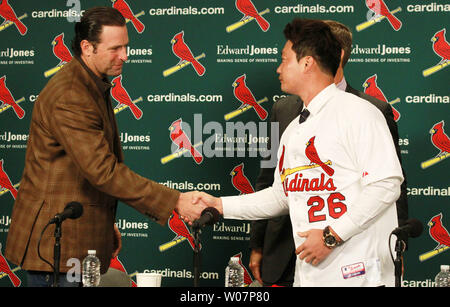 Louis Cardinals manager di Mike Matheny stringe la mano con il nuovo lanciatore coreano Seung Hwan Oh al Busch Stadium di St Louis on gennaio 11, 2016.Oh, 33 ha 357 salvataggi carriera tra la Corea e il Giappone e ha guadagnato il rookie dell'anno onora in 2005. Egli è stato nominato MVP del coreano serie nel 2011 e ha raggiunto 100 carriera consente di risparmiare più veloce di tutti nella storia Coreana. Foto di Bill Greenblatt/UPI Foto Stock