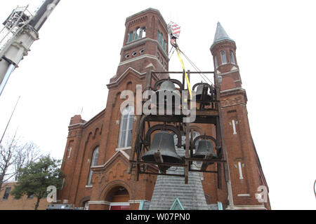 Un set di quattro campane sono abbassati dal campanile di Santa Brigida di Erin chiesa di San Louis il 25 febbraio 2016. Il 160 anno-vecchia chiesa sta per essere demolita per far posto ad una nuova scuola media. Foto di Bill Greenblatt/UPI Foto Stock