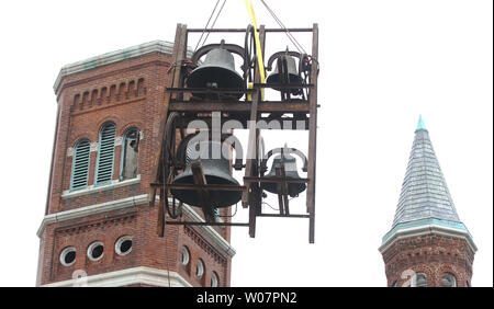 Un set di quattro campane sono abbassati al suolo dopo essere stato rimosso dal campanile di Santa Brigida di Erin chiesa di San Louis il 25 febbraio 2016. Il 160 anno-vecchia chiesa sta per essere demolita per far posto ad una nuova scuola media. Foto di Bill Greenblatt/UPI Foto Stock