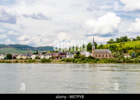 Vista sulla Chiesa in Filsen, Mittelrheinschleife da Boppard am Rhein river, valle del medio Reno, Mittelrhein. Renania Palatinato (Renania-Palatinato), Ger Foto Stock