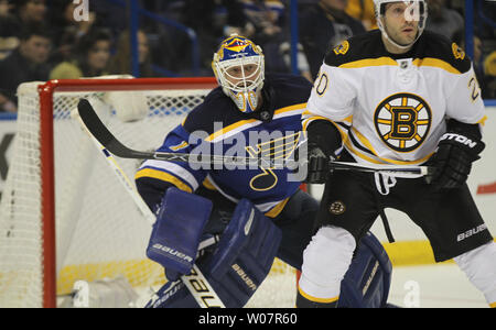 Louis Blues goaltender Brian Elliott cerca di vedere intorno a Boston Bruins Lee Stempniak nel secondo periodo al Scottrade Center di San Luigi il 1 aprile 2016. Foto di Bill Greenblatt/UPI Foto Stock