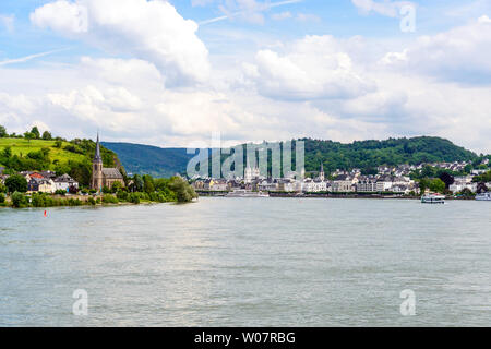 Vista su Boppard am Rhein river, valle del medio Reno, Mittelrhein, chiesa in Filsen. Renania Palatinato (Renania-Palatinato), Germania UNESCO Foto Stock