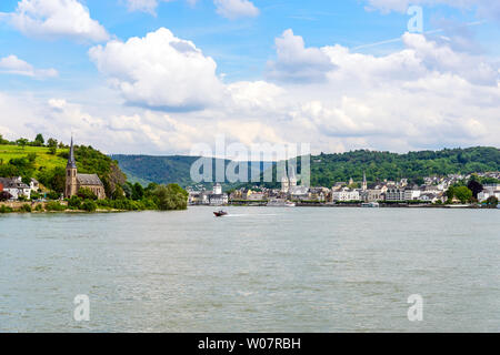 Vista su Boppard am Rhein river, valle del medio Reno, Mittelrhein, chiesa in Filsen, barca. Renania Palatinato (Renania-Palatinato), Germania UNESCO Foto Stock