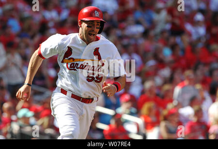 Louis Cardinals catcher Eric friggitrice prende il largo per la prima base, colpendo un gioco vincere RBI double nell ottavo inning contro i Cincinnati Reds al Busch Stadium di St Louis il 17 aprile 2016. San Luigi sconfitto Cincinnati 4-3. Foto di Bill Greenblatt/UPI Foto Stock