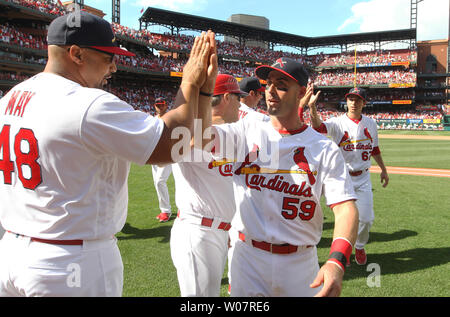 Louis Cardinals catcher Eric friggitrice (59) si congratula con i compagni di squadra a seguito di una 4-3 conquistare i Cincinnati Reds al Busch Stadium di St Louis il 17 aprile 2016. Friggitrice aveva il gioco winning RBI double nell ottavo inning. Foto di Bill Greenblatt/UPI Foto Stock