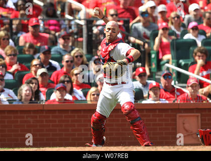 Louis Cardinals catcher Eric friggitrice getta il baseball allentati al primo di base per l'out alla caduta di un terzo sciopero oscillare da Cincinnati Reds Devin Mesoraco al Busch Stadium di St Louis il 17 aprile 2016. San Luigi sconfitto Cincinnati 4-3. Foto di Bill Greenblatt/UPI Foto Stock