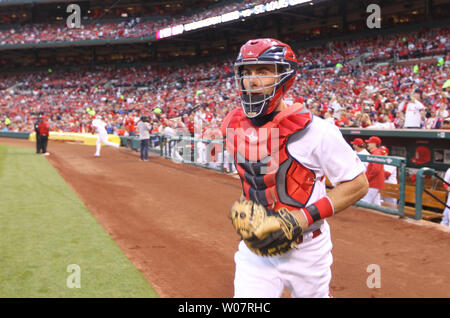 Louis Cardinals catcher Eric friggitrice prende in campo per una partita contro i cittadini di Washington al Busch Stadium di St Louis il 29 aprile 2016. Foto di Bill Greenblatt/UPI Foto Stock