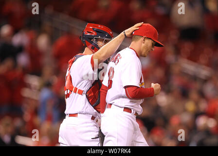 Louis Cardinals catcher Eric friggitrice e bricco Seth Maness celebrano il loro 10-3 conquistare il Philadelphia Phillies al Busch Stadium di St Louis il 2 maggio 2016. Foto di Bill Greenblatt/UPI Foto Stock