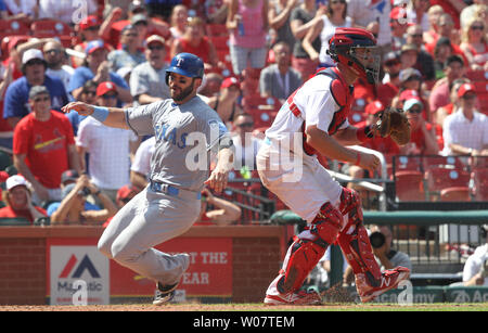 Texas Rangers Mitch Moreland punteggi intorno a San Louis Cardinals catcher Eric friggitrice per andare avanti eseguire nell'ottavo inning al Busch Stadium di St Louis il 19 giugno 2016. Il Texas ha vinto il gioco 5-4. Foto di Bill Greenblatt/UPI Foto Stock