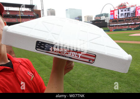 Il Busch Stadium motivi membro di equipaggio porta un quarto di luglio base verniciata per installazione prima di Pittsburgh Pirates-St. Louis Cardinals Baseball gioco al Busch Stadium di St Louis il 4 luglio 2016. Foto di Bill Greenblatt/UPI Foto Stock