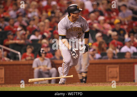 Pittsburgh Pirates David Freese altalene, colpendo i go-ahead RBI singolo nella sesta inning contro il St. Louis Cardinals al Busch Stadium di St Louis il 5 luglio 2016. Foto di Bill Greenblatt/UPI Foto Stock