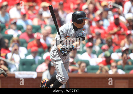 Miami Marlins Ichiro Suzuki altalene, colpendo un singolo nel primo inning contro il St. Louis Cardinals al Busch Stadium di St Louis il 17 luglio 2016. Foto di Bill Greenblatt/UPI Foto Stock