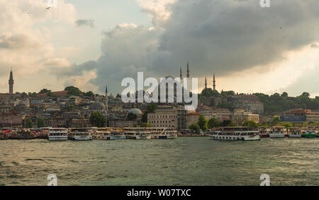 EMINONU, ISTANBUL, TURCHIA; 26 giugno 2019.barche tradizionali nel quartiere Eminonu. Istanbul è uno dei più famosi luoghi di turismo. Turi Foto Stock